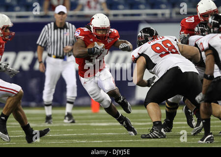 Dicembre 3, 2010 - Detroit, Michigan, Stati Uniti d'America - Redhawks running back Thomas Merriweather (34) corre la palla durante il Mac partita di campionato contro il Northern Illinois Huskies al Ford Field. (Credito Immagine: © Rey Del Rio/Southcreek globale/ZUMAPRESS.com) Foto Stock