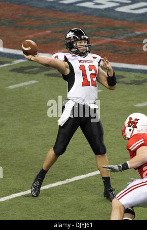 Dicembre 3, 2010 - Detroit, Michigan, Stati Uniti d'America - Northern Illinois Huskies quarterback Chandler Harnish (12) scende di nuovo a passare contro la Northern Illinois Huskies durante il Mac partita di campionato al Ford Field. (Credito Immagine: © Rey Del Rio/Southcreek globale/ZUMAPRESS.com) Foto Stock