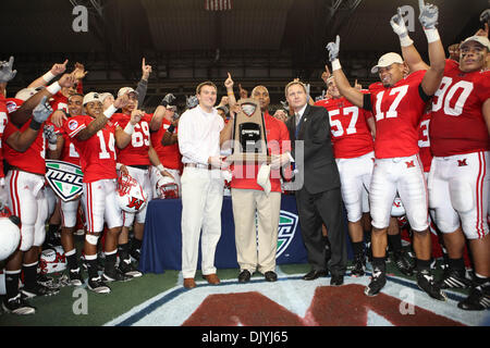 Dicembre 3, 2010 - Detroit, Michigan, Stati Uniti d'America - head coach Jerry uccidere e Miami (OH) Redhawks giocatori celebra il Mac Campionato trofeo dopo aver sconfitto il Northern Illinois Huskies al Ford Field. (Credito Immagine: © Rey Del Rio/Southcreek globale/ZUMAPRESS.com) Foto Stock