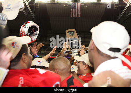 Dicembre 3, 2010 - Detroit, Michigan, Stati Uniti d'America - head coach Jerry uccidere e Miami (OH) Redhawks giocatori celebra il Mac Campionato trofeo dopo aver sconfitto il Northern Illinois Huskies al Ford Field. (Credito Immagine: © Rey Del Rio/Southcreek globale/ZUMAPRESS.com) Foto Stock