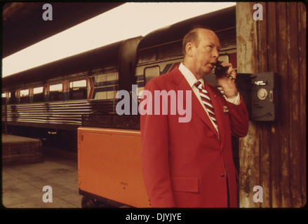 AMTRAK dipendente controlla con la stazione A LOS ANGELES Unione terminal passeggeri. La società Amtrak impiega... 555968 Foto Stock