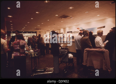 Viene mostrata la biglietteria e le informazioni DELLA AMTRAK presso la Union Station di Chicago, una delle località più trafficate del sistema AMTRAK. Quest'area funge da punto di transito chiave per i viaggiatori. Foto Stock