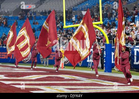 Il 4 dicembre, 2010 - Charlotte, North Carolina, Stati Uniti d'America - Una Florida State cheerleader esegue durante la seconda metà di azione. Virginia Tech sconfitte dello stato della Florida 44-33 presso la Bank of America Stadium a Charlotte nella Carolina del Nord. (Credito Immagine: © Anthony Barham/Southcreek globale/ZUMAPRESS.com) Foto Stock