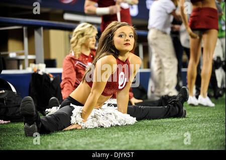 Il 4 dicembre, 2010 - Arlington, Texas, Stati Uniti d'America - un Oklahoma Sooners Cheerleader si prepara prima del grande 12 partita di campionato tra l'Università di Oklahoma e Università del Nebraska. Il #9 Sooners sconfitto il #13 Huskers 23-20 a cowboy Stadium di Arlington, Texas. (Credito Immagine: © Jerome Miron/Southcreek globale/ZUMAPRESS.com) Foto Stock