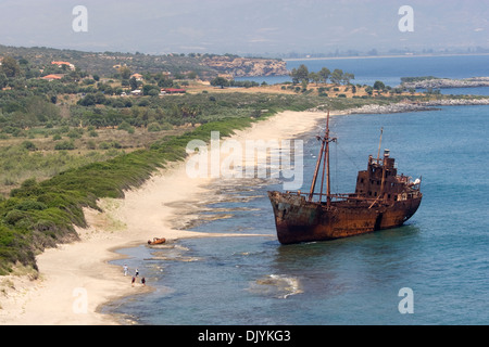 Il relitto del "Dimitrios" Valtaki sulla spiaggia vicino Gythio in Grecia Foto Stock