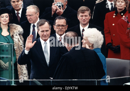 Corte Suprema Chief Justice William Rehnquist amministra il giuramento di ufficio al Presidente George H. W. Bush durante la cerimonia inaugurale presso la United States Capitol Gennaio 20, 1989 a Washington, DC. In piedi con il presidente è la First Lady Barbara Bush, vice presidente Dan Quayle e senatori Bob Dole e Ted Stevens. Foto Stock