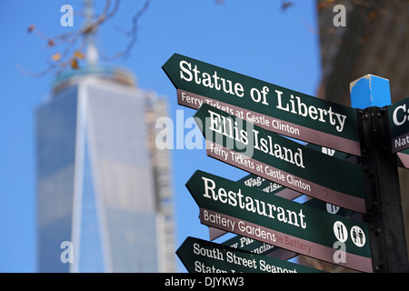 Indicazioni per la Statua della Libertà e Ellis Island con un centro commerciale ( 1 WTC ) in background, New York. America Foto Stock