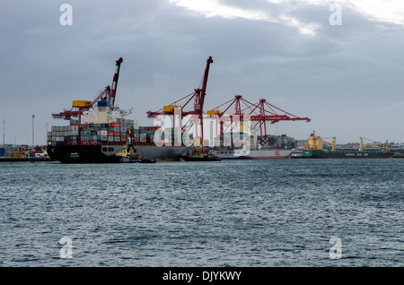 Contenitore di navi di attraccare in porto di Fremantle vicino a Perth, Western Australia. Foto Stock