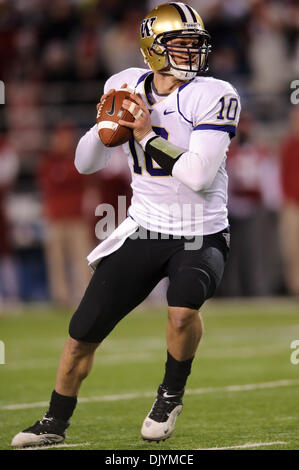 Il 4 dicembre, 2010 - Pullman, Washington, Stati Uniti d'America - Washington Huskies quarterback Jake Locker (10) guarda giù il campo per un ricevitore durante il gioco tra Stato di Washington e la University of Washington a Martin Stadium in pullman, WA. Washington porta nello stato di Washington 14-7 a tempo di emisaturazione. (Credito Immagine: © Steven Bisig/Southcreek globale/ZUMAPRESS.com) Foto Stock