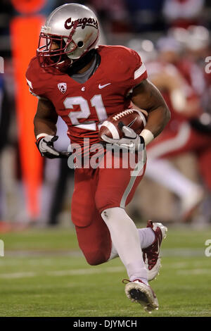 Il 4 dicembre, 2010 - Pullman, Washington, Stati Uniti d'America - Washington State Cougars running back James Montgomery (21) precipita la palla durante il gioco tra Stato di Washington e la University of Washington a Martin Stadium in pullman, WA. Washington porta nello stato di Washington 14-7 a tempo di emisaturazione. (Credito Immagine: © Steven Bisig/Southcreek globale/ZUMAPRESS.com) Foto Stock