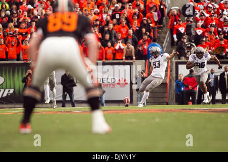 Il 4 dicembre, 2010 - CORVALLIS, OREGON, Stati Uniti d'America - Oregon Ducks kicker Rob barba (93) dà dei calci fuori al 114annuale di guerra civile. UO sconfitto OSU 37-20 nel gioco a Reser Stadium di Corvallis Oregon. (Credito Immagine: © Jimmy Hickey/Southcreek globale/ZUMAPRESS.com) Foto Stock