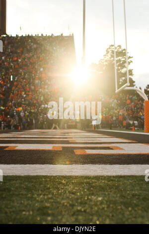 Il 4 dicembre, 2010 - CORVALLIS, OREGON, Stati Uniti d'America - Il sole ha raggiunto un picco attraverso lo stadio al 114annuale di guerra civile. UO sconfitto OSU 37-20 nel gioco a Reser Stadium di Corvallis Oregon. (Credito Immagine: © Jimmy Hickey/Southcreek globale/ZUMAPRESS.com) Foto Stock