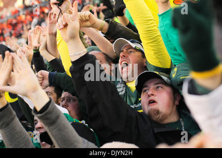 Il 4 dicembre, 2010 - CORVALLIS, OREGON, Stati Uniti d'America - Oregon tifosi celebrano la loro vittoria sul campo per il cielo la camma dopo la 114annuale di guerra civile. UO sconfitto OSU 37-20 nel gioco a Reser Stadium di Corvallis Oregon. (Credito Immagine: © Jimmy Hickey/Southcreek globale/ZUMAPRESS.com) Foto Stock