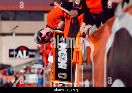 Il 4 dicembre, 2010 - CORVALLIS, OREGON, Stati Uniti d'America - OSU ventole allietare prima dell'114annuale di guerra civile. UO sconfitto OSU 37-20 nel gioco a Reser Stadium di Corvallis Oregon. (Credito Immagine: © Jimmy Hickey/Southcreek globale/ZUMAPRESS.com) Foto Stock