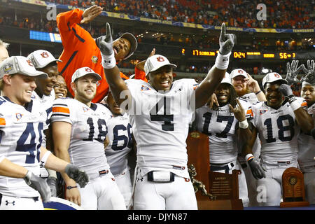 Il 4 dicembre, 2010 - Atlanta, Al, Stati Uniti d'America - Auburn Tigers sicurezza Zac Etheridge (4) festeggia dopo aver vinto il campionato SEC partita di calcio tra Carolina del Sud e Auburn. Auburn battere Carolina del Sud 56-17 presso il Georgia Dome. (Credito Immagine: © Jason Clark/Southcreek globale/ZUMAPRESS.com) Foto Stock