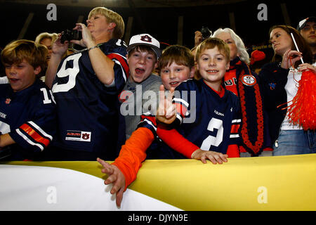 Il 4 dicembre, 2010 - Atlanta, Al, Stati Uniti d'America - giovani appassionati di Auburn attendere per arrivare a vedere il loro tigri dopo la SEC Campionato partita di calcio tra Carolina del Sud e Auburn. Auburn sconfitto Carolina del Sud 56-17, presso il Georgia Dome, per diventare il SEC Champions. (Credito Immagine: © Jason Clark/Southcreek globale/ZUMAPRESS.com) Foto Stock