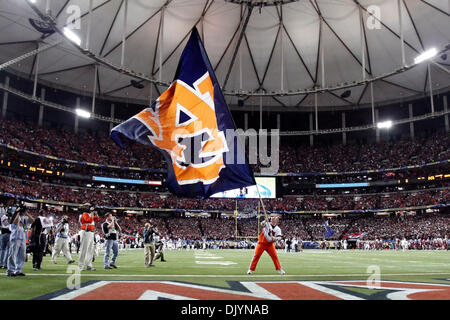 Il 4 dicembre, 2010 - Atlanta, Al, Stati Uniti d'America - La Auburn bandiera prima del SEC Campionato partita di calcio tra Carolina del Sud e Auburn. Auburn sconfitto Carolina del Sud 56-17, presso il Georgia Dome, per diventare il SEC Champions. (Credito Immagine: © Jason Clark/Southcreek globale/ZUMAPRESS.com) Foto Stock