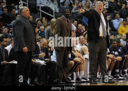 Il 4 dicembre, 2010 - Washington, Distretto di Columbia, Stati Uniti d'America - Utah State Aggies Head Coach Morrill stufato durante il primo semestre al Verizon Center. A metà della Georgetown Hoyas portano la Utah State Aggies 33-29. (Credito Immagine: © Carlos Suanes/Southcreek globale/ZUMAPRESS.com) Foto Stock