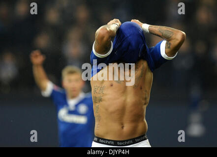 Gelsenkirchen (Germania). 30 Nov 2013. Bundesliga stagione 2013/14, giornata 14, Schalke 04 (blu) - VfB Stuttgart 3:0 (rosso) 3:0 --- Kevin-Prince Boateng (S04) reagisce dopo una decisione del per guardafili e tira la sua maglietta sopra la sua testa Credito: kolvenbach/Alamy Live News Foto Stock