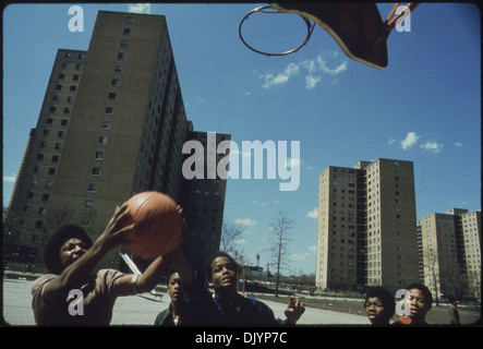 Nero ragazzi giocare a basket a STATEWAY GARDENS' HIGHRISE HOUSING PROJECT SU CHICAGO IL LATO SUD. Il complesso dispone di... 556162 Foto Stock