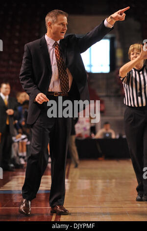 Dicembre 5, 2010 - Denver, Colorado, Stati Uniti d'America - Denver head coach Erik Johnson fornisce le assegnazioni difensiva nella prima metà. I pionieri di Denver portano la #23 Vanderbilt Commodores da parte di un cliente di 29-28 a metà in corrispondenza Magness Arena. (Credito Immagine: © Andrew Fielding/Southcreek globale/ZUMAPRESS.com) Foto Stock