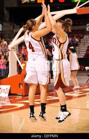 Dicembre 5, 2010 - Denver, Colorado, Stati Uniti d'America - Denver giocatori Quincey Noonan (4) e Britteni riso (5) jump up come essi vengono introdotti prima del gioco. Il Denver pionieri hanno battuto fuori la #23 Vanderbilt Commodores da parte di un cliente di 70-65 a metà in corrispondenza Magness Arena. (Credito Immagine: © Andrew Fielding/Southcreek globale/ZUMAPRESS.com) Foto Stock