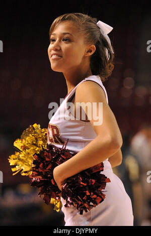 Dicembre 5, 2010 - Denver, Colorado, Stati Uniti d'America - A Denver cheerleader esegue durante un timeout. Il Denver pionieri hanno battuto fuori la #23 Vanderbilt Commodores da parte di un cliente di 70-65 a metà in corrispondenza Magness Arena. (Credito Immagine: © Andrew Fielding/Southcreek globale/ZUMAPRESS.com) Foto Stock