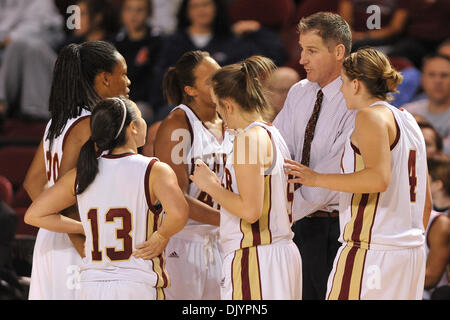 Dicembre 5, 2010 - Denver, Colorado, Stati Uniti d'America - Denver head coach Erik johnson parla al suo compagno di squadra durante una pausa in azione. Il Denver pionieri hanno battuto fuori la #23 Vanderbilt Commodores da parte di un cliente di 70-65 a metà in corrispondenza Magness Arena. (Credito Immagine: © Andrew Fielding/Southcreek globale/ZUMAPRESS.com) Foto Stock