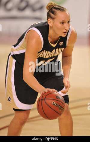 Dicembre 5, 2010 - Denver, Colorado, Stati Uniti d'America - Vanderbilt di Hannah Tuomi (15) con la palla. Il Denver pionieri hanno battuto fuori la #23 Vanderbilt Commodores da parte di un cliente di 70-65 a metà in corrispondenza Magness Arena. (Credito Immagine: © Andrew Fielding/Southcreek globale/ZUMAPRESS.com) Foto Stock