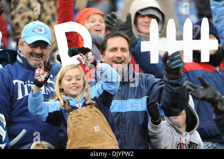 Dicembre 5, 2010 - Nashville, Tennessee, Stati Uniti d'America - Tennessee Titans ventilatori durante l'azione del gioco tra il Tennessee Titans e Jacksonville Jaguars a LP Field a Nashville, nel Tennessee. I giaguari sconfiggere i titani 17 a 6. (Credito Immagine: © Bryan Hulse/Southcreek globale/ZUMAPRESS.com) Foto Stock