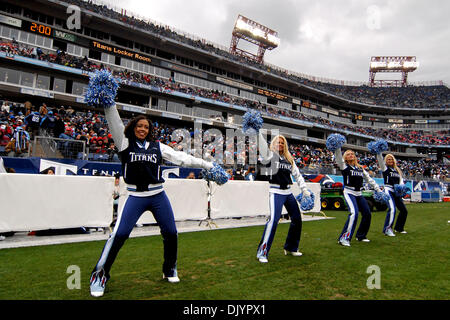 Dicembre 5, 2010 - Nashville, Tennessee, Stati Uniti d'America - Tennessee Titans cheerleaders durante l'azione di gioco tra il Tennessee Titans e Jacksonville Jaguars a LP Field a Nashville, nel Tennessee. I giaguari sconfiggere i titani 17 a 6. (Credito Immagine: © Bryan Hulse/Southcreek globale/ZUMAPRESS.com) Foto Stock