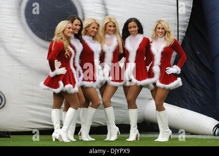 Dicembre 5, 2010 - Nashville, Tennessee, Stati Uniti d'America - alcuni dei Tennessee Titans cheerleaders pongono prima che il gioco tra il Tennessee Titans e Jacksonville Jaguars a LP Field a Nashville, nel Tennessee. I giaguari sconfiggere i titani 17 a 6. (Credito Immagine: © Bryan Hulse/Southcreek globale/ZUMAPRESS.com) Foto Stock