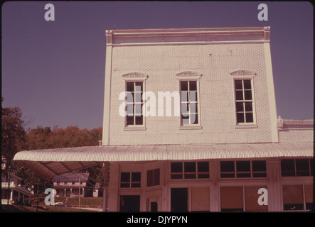 This image shows a building in White Cloud, Kansas, near Troy, located in the northeast corner of the state, near the Missouri River, reflecting the rural architecture and landscape of the area. Foto Stock