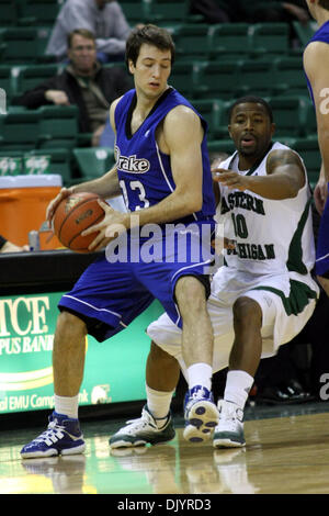 8 dicembre 2010 - Ypsilanti, Michigan, Stati Uniti d'America - guardia di Drake Frank Wiseler (#13) è strettamente sorvegliati dal Michigan orientale guard Adrian Burton (#10). La Drake Bulldogs sconfitto il Michigan orientale aquile dal punteggio di 58-54. (Credito Immagine: © Alan Ashley/Southcreek globale/ZUMAPRESS.com) Foto Stock