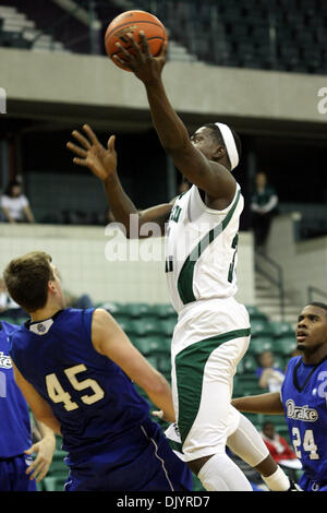 8 dicembre 2010 - Ypsilanti, Michigan, Stati Uniti d'America - Eastern Michigan avanti Brandon Bowdry (#33) aziona la corsia tra centro di Drake Seth VanDeest (#45) e guard Rayvonte riso (#24). La Drake Bulldogs sconfitto il Michigan orientale aquile dal punteggio di 58-54. (Credito Immagine: © Alan Ashley/Southcreek globale/ZUMAPRESS.com) Foto Stock