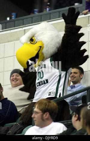 8 dicembre 2010 - Ypsilanti, Michigan, Stati Uniti d'America - Il Michigan orientale mascotte aquila le ali nelle gabbie. La Drake Bulldogs sconfitto il Michigan orientale aquile dal punteggio di 58-54. (Credito Immagine: © Alan Ashley/Southcreek globale/ZUMAPRESS.com) Foto Stock