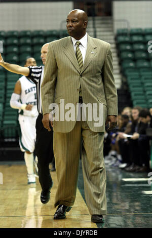 8 dicembre 2010 - Ypsilanti, Michigan, Stati Uniti d'America - Eastern Michigan coach Charles Ramsey passeggiate lungo il margine. La Drake Bulldogs sconfitto il Michigan orientale aquile dal punteggio di 58-54. (Credito Immagine: © Alan Ashley/Southcreek globale/ZUMAPRESS.com) Foto Stock