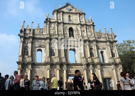 La folla presso i ruderi della chiesa di San Paolo a Macao, Cina Foto Stock