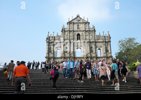 La folla di turisti presso le rovine di San Paolo, Macau, Cina Foto Stock