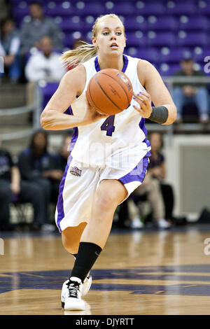 8 dicembre 2010 - Fort Worth, Texas, Stati Uniti d'America - TCU cornuto rane Guard Helena Sverrisdottir #4 in azione contro la UTA non conformisti. A metà, TCU conduce UTA 45-11 a Amon G. Carter Stadium. (Credito Immagine: © Andrew Dieb/Southcreek globale/ZUMAPRESS.com) Foto Stock