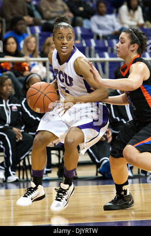 8 dicembre 2010 - Fort Worth, Texas, Stati Uniti d'America - TCU cornuto rane Guard Antoinette Thompson #1 in azione contro la UTA non conformisti. A metà, TCU conduce UTA 45-11 a Amon G. Carter Stadium. (Credito Immagine: © Andrew Dieb/Southcreek globale/ZUMAPRESS.com) Foto Stock