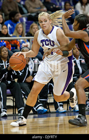 8 dicembre 2010 - Fort Worth, Texas, Stati Uniti d'America - TCU cornuto rane Guard Helena Sverrisdottir #4 in azione contro la UTA non conformisti. A metà, TCU conduce UTA 45-11 a Amon G. Carter Stadium. (Credito Immagine: © Andrew Dieb/Southcreek globale/ZUMAPRESS.com) Foto Stock