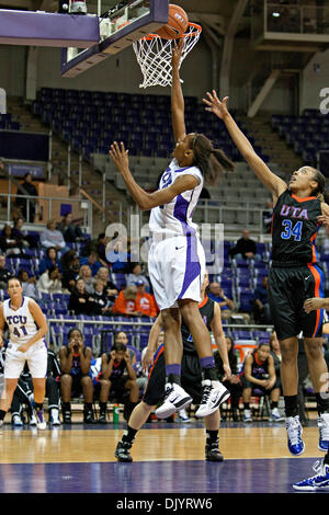 8 dicembre 2010 - Fort Worth, Texas, Stati Uniti d'America - TCU cornuto rane in avanti lordo Delisa #22 in azione contro la UTA non conformisti. A metà, TCU conduce UTA 45-11 a Amon G. Carter Stadium. (Credito Immagine: © Andrew Dieb/Southcreek globale/ZUMAPRESS.com) Foto Stock