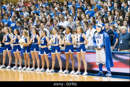 Dicembre 9, 2010 - Durham, North Carolina, Stati Uniti d'America - Duke cheerleaders e mascotte durante l inno nazionale. Duke batte Bradley 83-48 a Cameron Indoor Stadium (credito Immagine: © Mark Abbott/Southcreek globale/ZUMAPRESS.com) Foto Stock