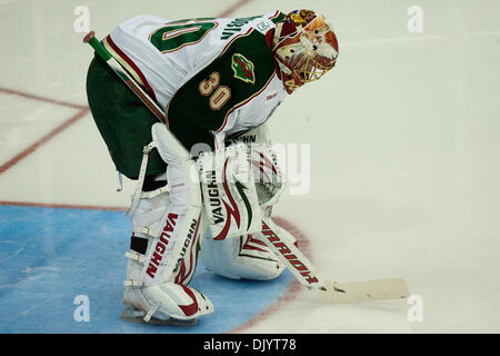 Dic. 10, 2010 - Houston, Texas, Stati Uniti d'America - Houston Aeros goalie Anton Khudobin (30) si trova di fronte il gol contro il San Antonio Rampage Venerdì, Dicembre 10 al Toyota Center. Houston Aeros sconfitto il Rampage 5-3. (Credito Immagine: © Juan DeLeon/Southcreek globale/ZUMAPRESS.com) Foto Stock