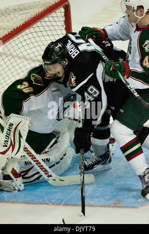 Dic. 10, 2010 - Houston, Texas, Stati Uniti d'America - Houston Aeros goalie Anton Khudobin (30) sorge la sua terra contro Rampage David salamoia (49) Venerdì, Dicembre 10 al Toyota Center. Houston Aeros sconfitto il Rampage 5-3. (Credito Immagine: © Juan DeLeon/Southcreek globale/ZUMAPRESS.com) Foto Stock