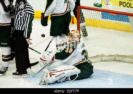 Dic. 10, 2010 - Houston, Texas, Stati Uniti d'America - Houston Aeros goalie Anton Khudobin (30) lancia il disco da hockey all'arbitro dopo il salvataggio di un gol contro la furia di Venerdì, Dicembre 10 al Toyota Center. Houston Aeros sconfitto il Rampage 5-3. (Credito Immagine: © Juan DeLeon/Southcreek globale/ZUMAPRESS.com) Foto Stock