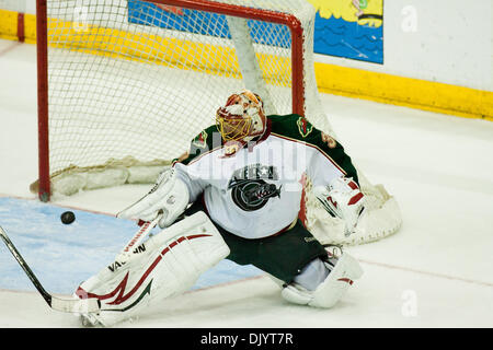 Dic. 10, 2010 - Houston, Texas, Stati Uniti d'America - Houston Aeros goalie Anton Khudobin (30) arresta il disco da hockey di segnare un goal Rampage Venerdì, Dicembre 10 al Toyota Center. Houston Aeros sconfitto il San Antonio Rampage 5-3. (Credito Immagine: © Juan DeLeon/Southcreek globale/ZUMAPRESS.com) Foto Stock