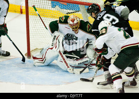 Dic. 10, 2010 - Houston, Texas, Stati Uniti d'America - Houston Aeros goalie Anton Khudobin (30) sorge la sua terra contro Rampage Alexandre Picard (9) Venerdì, Dicembre 10 al Toyota Center. Houston Aeros sconfitto il Rampage 5-3. (Credito Immagine: © Juan DeLeon/Southcreek globale/ZUMAPRESS.com) Foto Stock