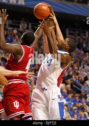 Dic. 11, 2010 - Lexington, Kentucky, Stati Uniti d'America - Kentucky Wildcats guard DeAndre Liggins (34) tirato in uno dei suoi 9 rimbalzi come Kentucky giocato Indiana sabato 11 dicembre 2010 in Lexington, KY. Foto di Mark Cornelison | Personale. (Credito Immagine: © Lexington Herald-Leader/ZUMAPRESS.com) Foto Stock